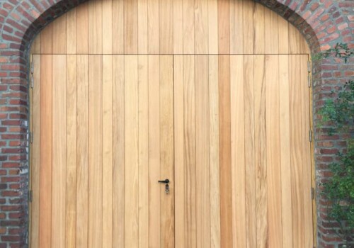 Restauration d’une porte de garage avec bardage afzélia et nouvelle quincaillerie