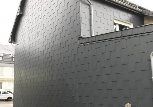 Bardage d’un pignon de maison en ardoises artificielles