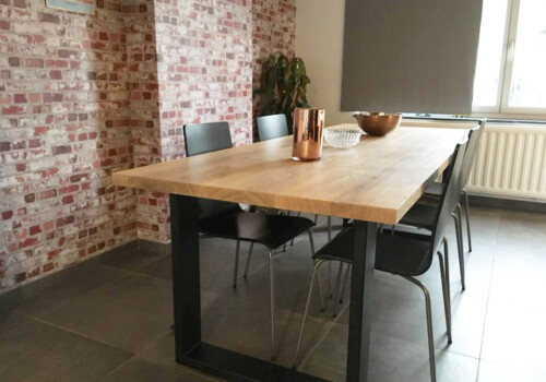 Table en chêne massif avec bords droits délignés
